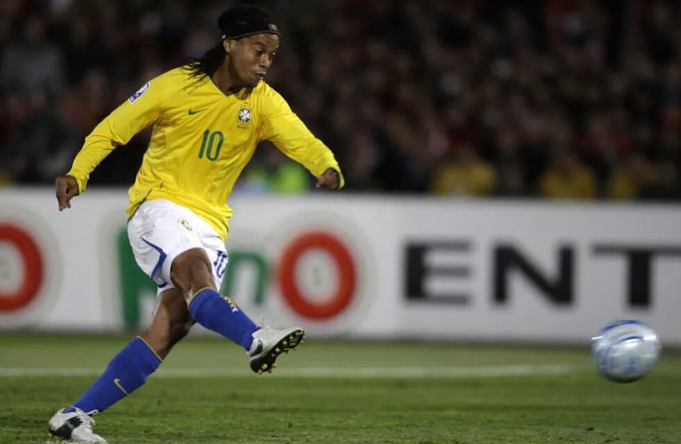 Ronaldinho anunció su retiro del fútbol. (Foto: AP Photo/Roberto Candia).