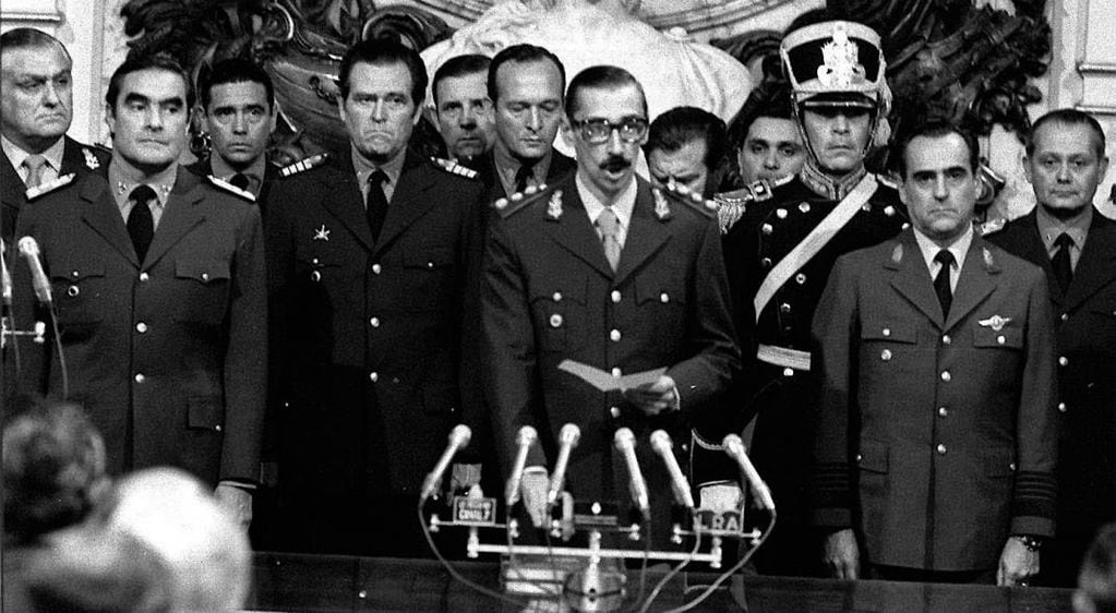 El 29, cinco días después del golpe militar, Jorge Rafael Videla jura como Presidente de facto en Buenos Aires. 