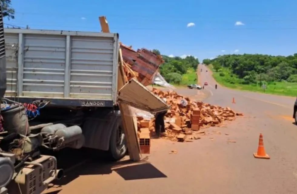 Garuhapé: camión volcó su carga de ladrillos sobre la Ruta Nacional N°12.