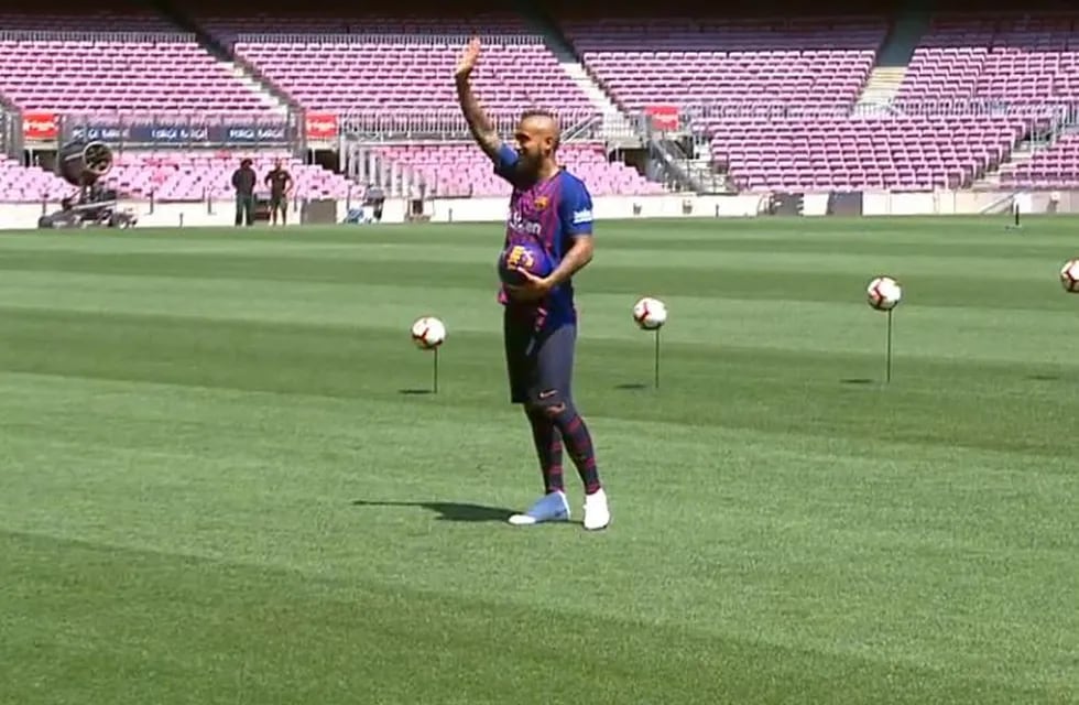 Arturo Vidal fue presentado oficialmente en el Barcelona ante un Camp Nou totalmente vacío. Foto: Twitter/elchiringuitotv