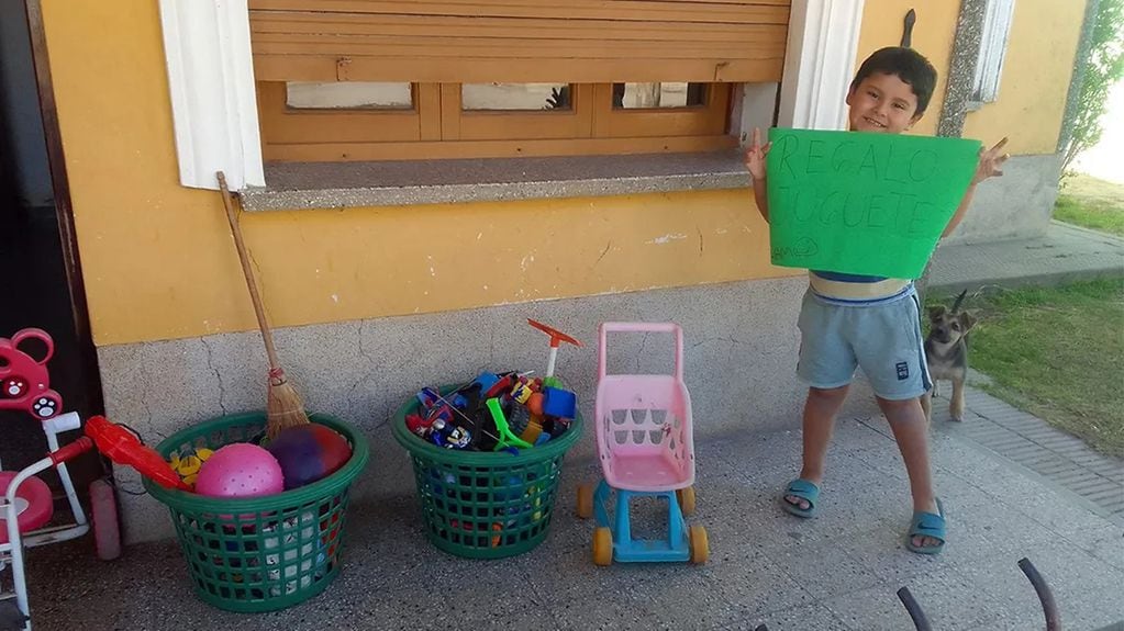 El pequeño cordobés decidió donar sus juguetes instalando un "puesto" en la vereda de su casa.