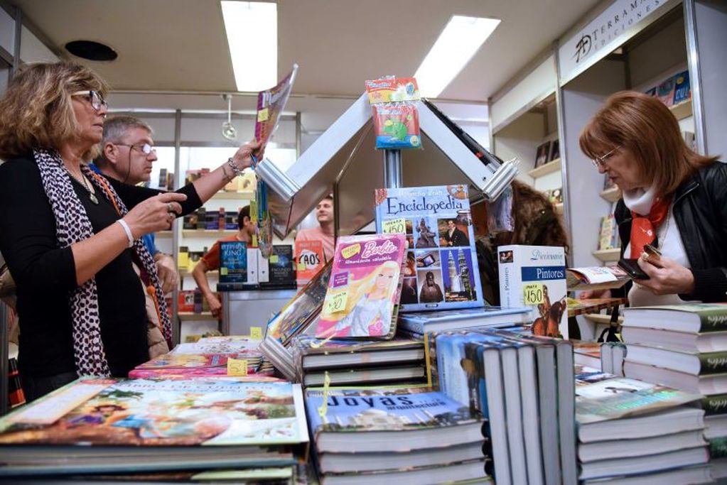 Comenzó la Feria del Libro en Rosario con una gran concurrencia de público.