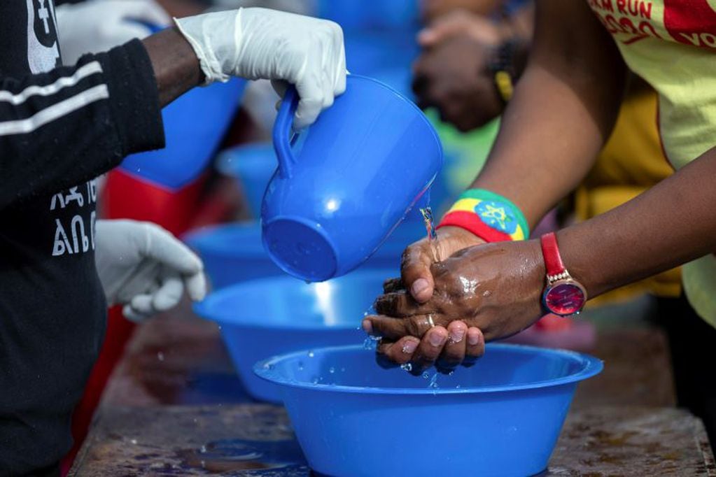 Los motivos por los cuales el jabón es tan efectivo para prevenir el contagio de coronavirus. (Foto: Mulugeta Ayene/AP)