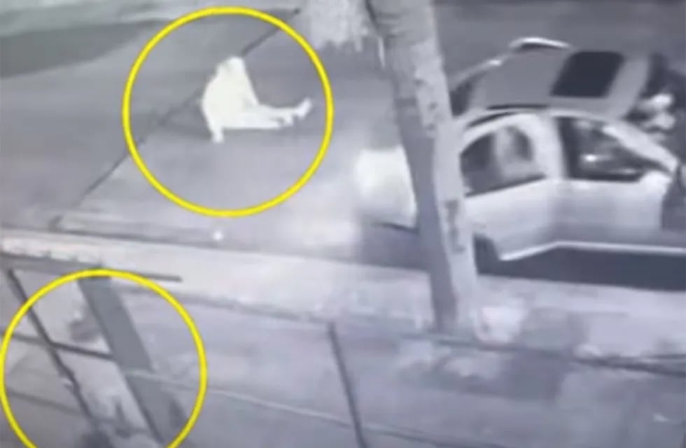 Video: le robaron el auto donde tenía su silla de ruedas y lo dejaron sentado en la calle (Captura de video).