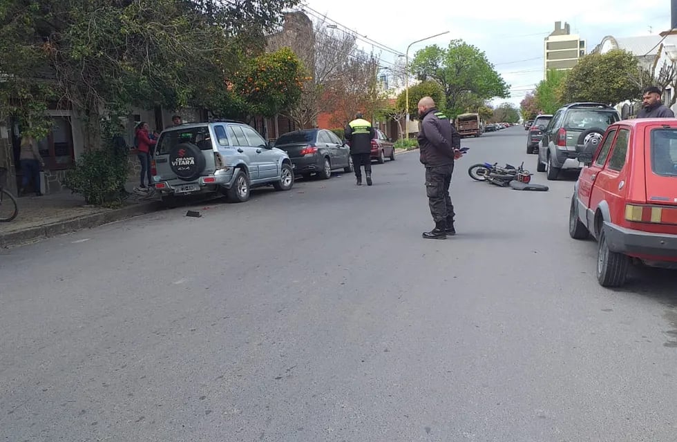 Un motociclista perdió el control de su vehículo y colisionó con un auto estacionado