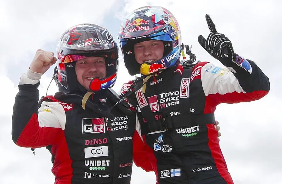 Kalle Rovanpera, a la derecha, y su navegante Jonne Huttunen. La dupla finlandesa y un nuevo título en el WRC. Toyota ya se había asegurado el campeonato de Constructores.