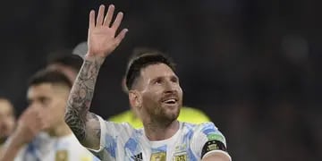 Lionel Messi saludando al público argentino tras el triunfo ante Venezuela