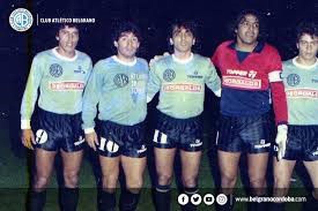 Maradona rodeado de jugadores de Belgrano