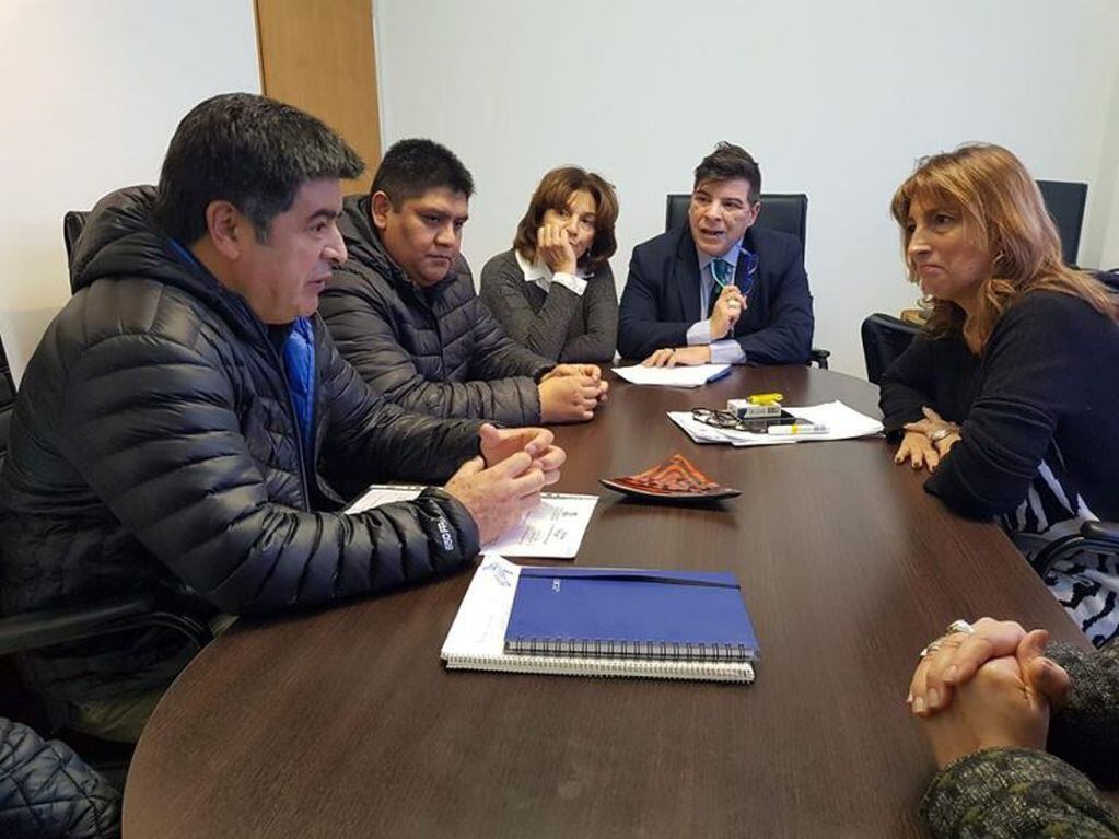 Carlos Córdoba, Secretario General de ATE TDF reunido con Margarita Conti, presidenta de OSEF.
