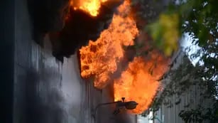 Impresionante incendio en una fábrica de Los Boulevares. (José Hernández/La Voz)