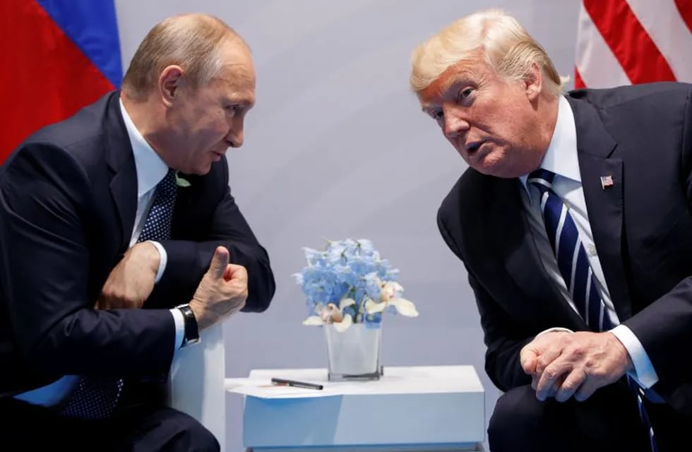 FILE - In this file photo taken on Friday, July 7, 2017, U.S. President Donald Trump, right, meets with Russian President Vladimir Putin at the G-20 Summit in Hamburg, Germany. The Kremlin said Trump called Putin to congratulate him on re-election, and White House press secretary Sarah Huckabee Sanders confirmed that Trump spoke with Putin Tuesday March 20, 2018. (AP Photo/Evan Vucci) alemania hamburgo Donald Trump Vladimir Putin reunion cumbre del G20 en hamburgo presidentes de eeu y rusia