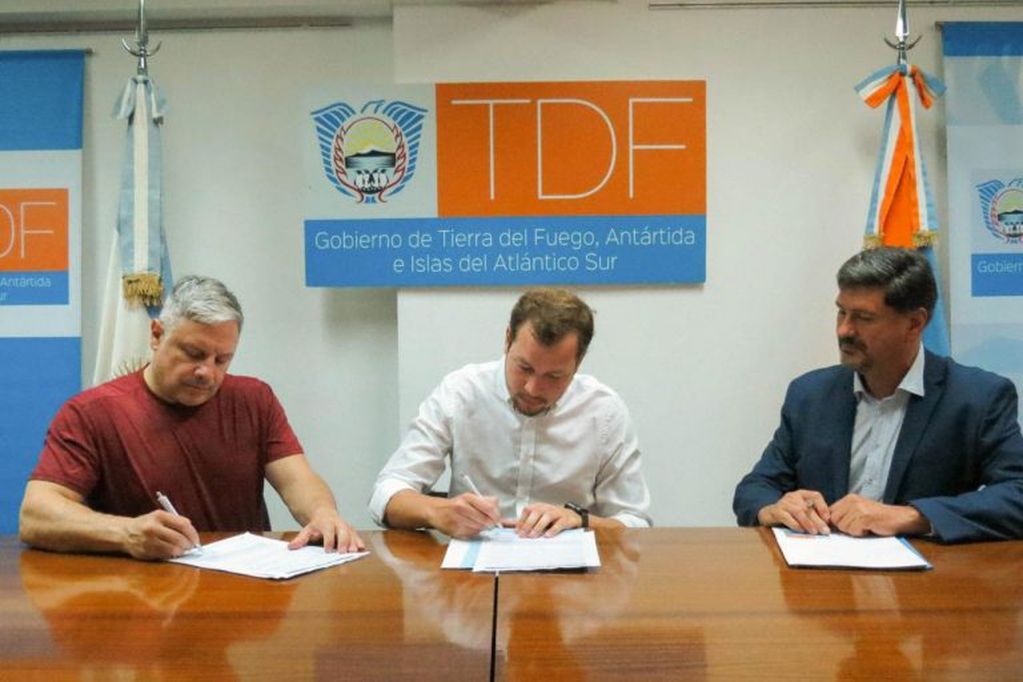 Firma del convenio entre el Ejecutivo provincial y la Sociedad Rural Argentina