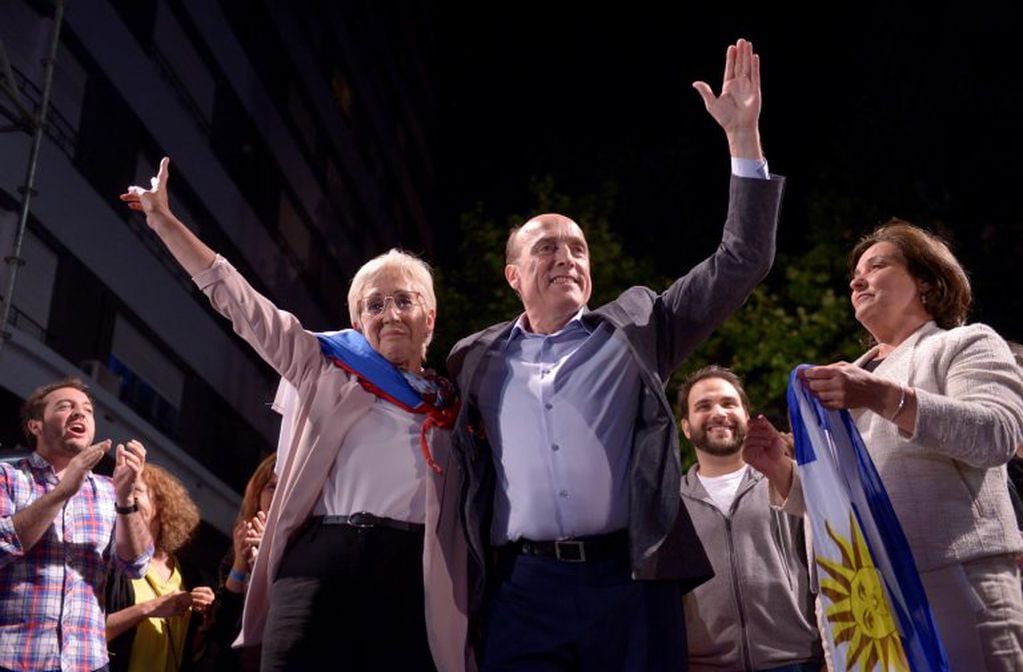 Daniel Martinez, candidato del Frente Amplio, y su compañera de fórmula, Graciela Villar (REUTERS/Andres Cuenca Olaondo)