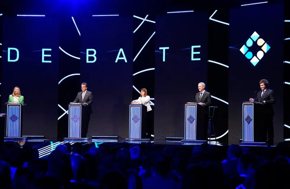Los candidatos en el primer debate presidencial obligatorio, en Santiago del Estero. (Clarín)