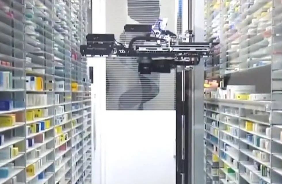 Robot en una farmacia de Alta Córdoba despacha los medicamentos y ha revolucionado al barrio.