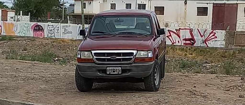 La camioneta Ford Ranger modelo 99 color bordó, dominio DAX 180 fue robada el sábado 12 de febrero en horas de la madrugada en Neuquén.