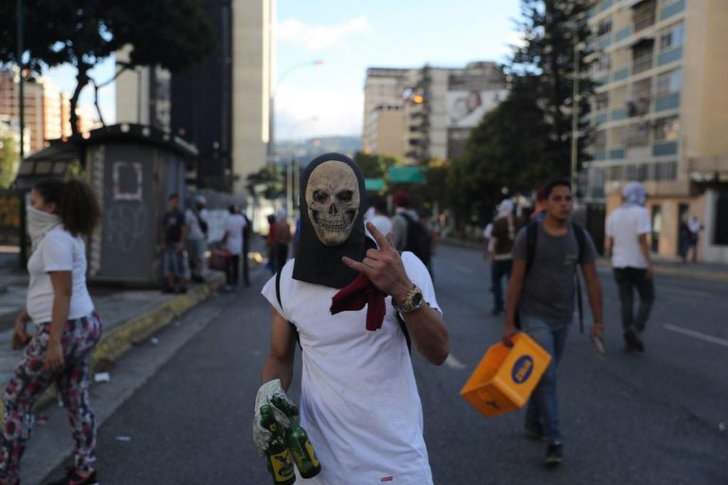 Manifestantes protestan contra Maduro, en Caracas La movilización convocada por la oposición se realiza en 23 estados del país y el Distrito Capital para desconocer la legitimidad del segundo mandato del presidente, que acaba de comenzar. (EFE)
