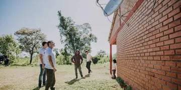 Oscar Herrera Ahuad visitó una escuela en la comunidad mbya Yabotí Mirí
