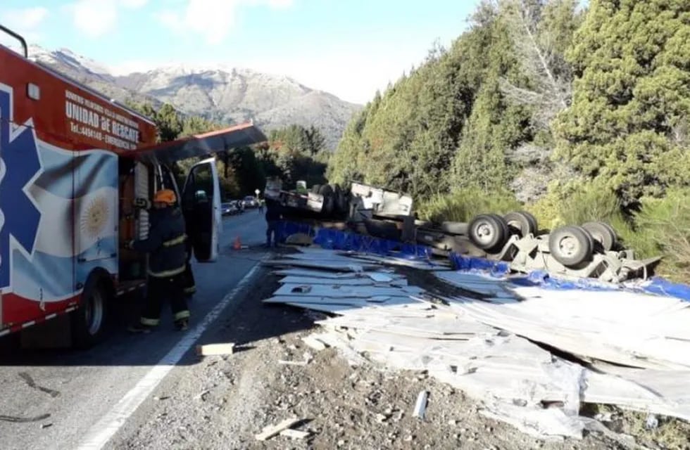 El camión trasportaba termopaneles que quedaron destruidos tras el vuelco.