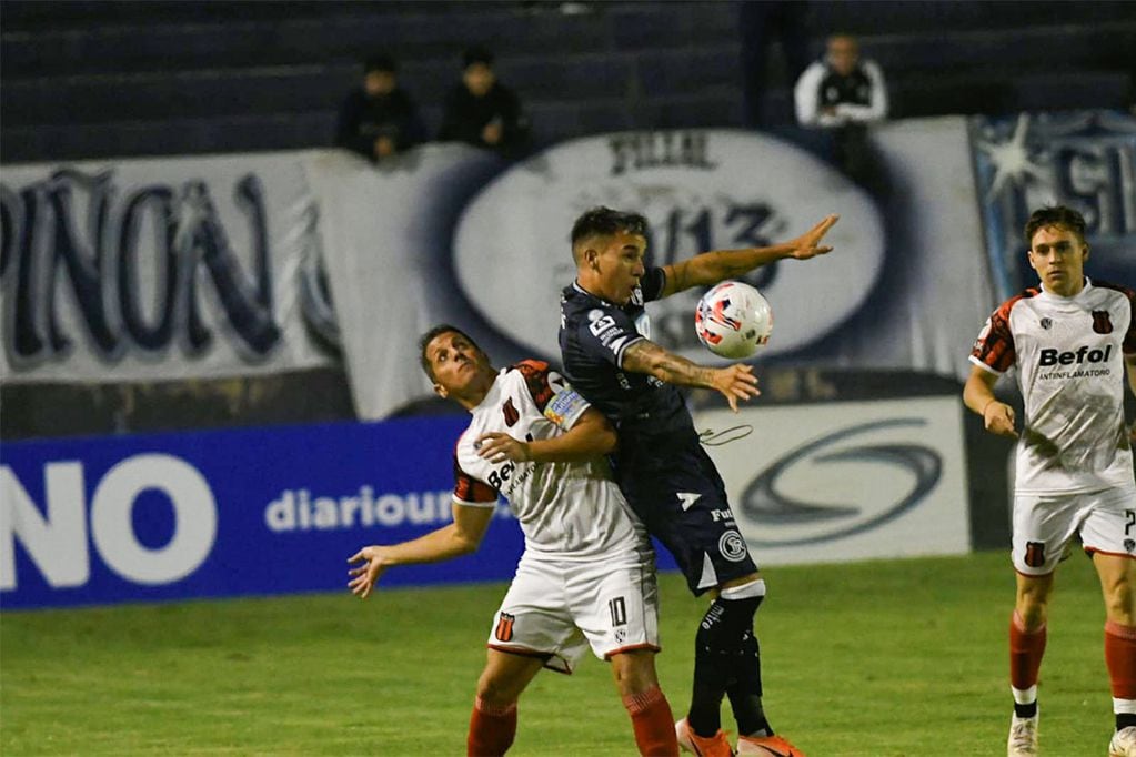Independiente Rivadavia y Defensores de Belgrano juegan en Mendoza.