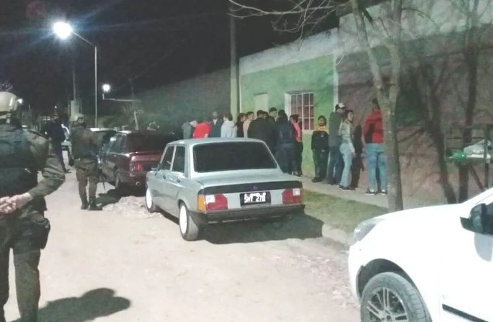 Jóvenes detenidos por violar el DNU - Gualeguaychú\nCrédito: PER
