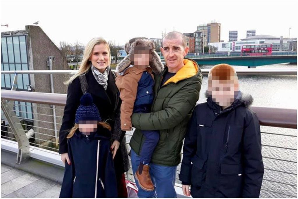 Ruth Maguire (30) junto a su pareja James Griffin y a sus tres hijos Lydia, Oliver y Tyler.