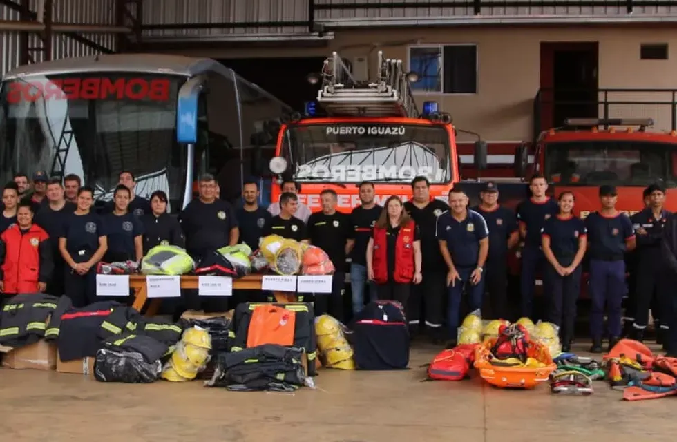 Campaña de donación de equipamiento a cuarteles de bomberos provinciales.