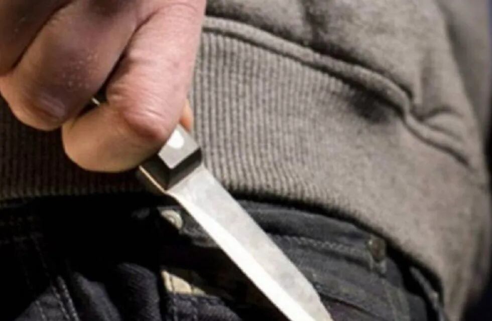 El asaltante, con un cuchillo tipo carnicero le sacó sus pertenencias a la víctima