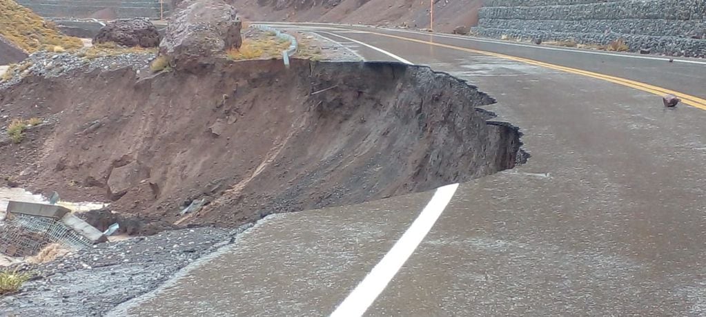 Por las lluvias, la ruta de Chile quedó en malas condiciones para ser transitada. 