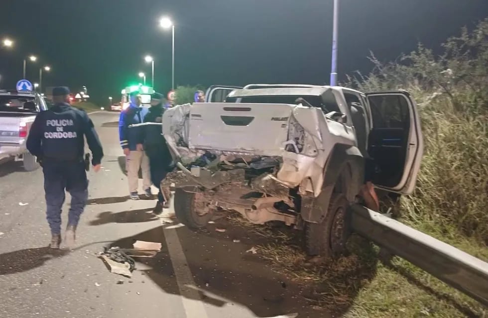 El hecho ocurrió en la variante Juárez Celman, donde se vieron involucrados un vehículo de gran porte con una camioneta. (Prensa Policía de Córdoba)