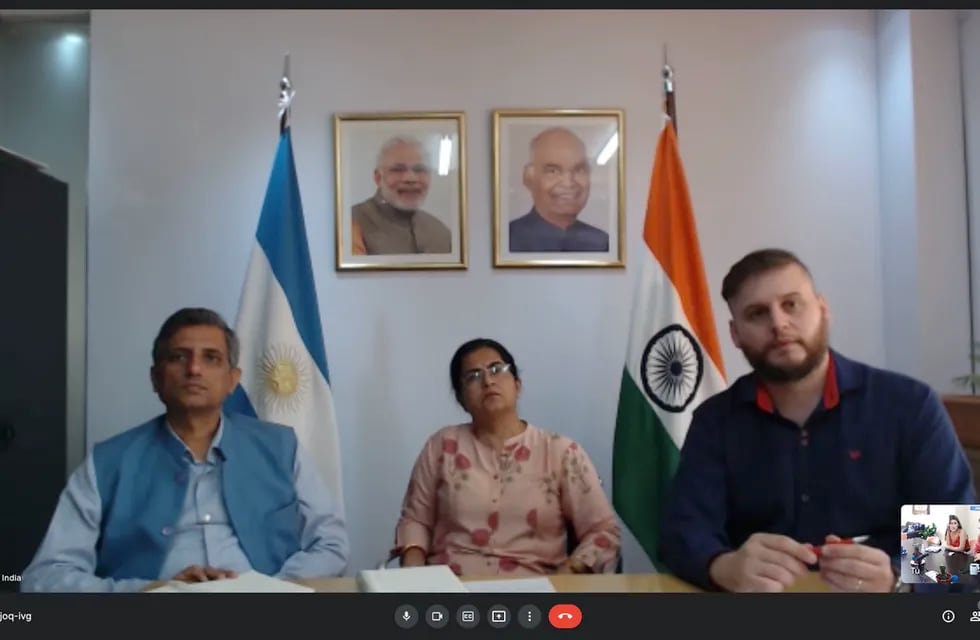 Balji Nagrath, Mohini Bhatia y Lucas Pou, en diálogo con el secretario Palomares, desde las oficinas de la Embajada de la República de India en la Argentina.