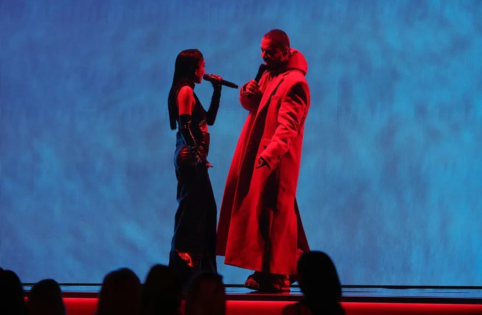 María Becerra y J Balvin en los Premios Grammy 2022 interpretando "Qué más pues?".