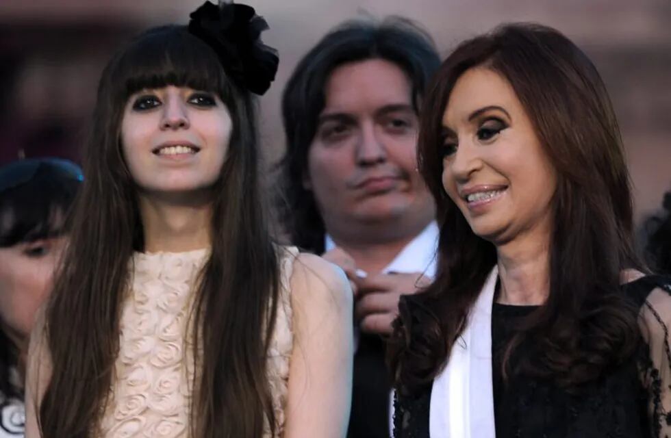 En esta foto de archivo tomada el 10 de diciembre de 2011, la reelecta presidenta Cristina Kirchner sonríe junto a su hija Florencia y su hijo Máximo, durante su ceremonia de asunción el 10 de 2011. Crédito: DANIEL GARCIA / AFP.