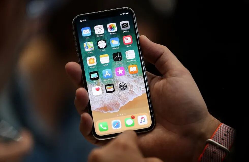 CUPERTINO, CA - SEPTEMBER 12: The new iPhone X is displayed during an Apple special event at the Steve Jobs Theatre on the Apple Park campus on September 12, 2017 in Cupertino, California. Apple held their first special event at the new Apple Park campus where they announced the new iPhone 8, iPhone X and the Apple Watch Series 3.   Justin Sullivan/Getty Images/AFP eeuu california  ceremonia lanzamiento telefono celular iphone X de apple telefonos celulares