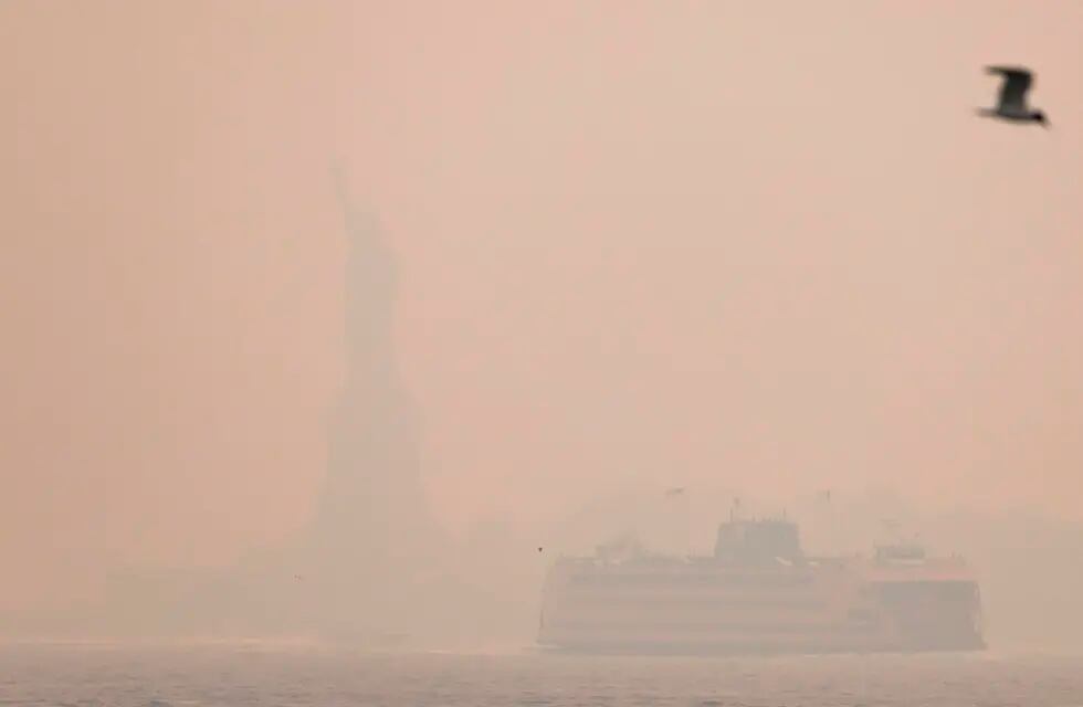 La Estatua de la Libertad y el ferry de Staten Island están oscurecidos por el humo de los incendios forestales que arden en Canadá sobre Manhattan en Nueva York, Nueva York, EE. UU. Foto: EFE/EPA/JUSTIN LANE