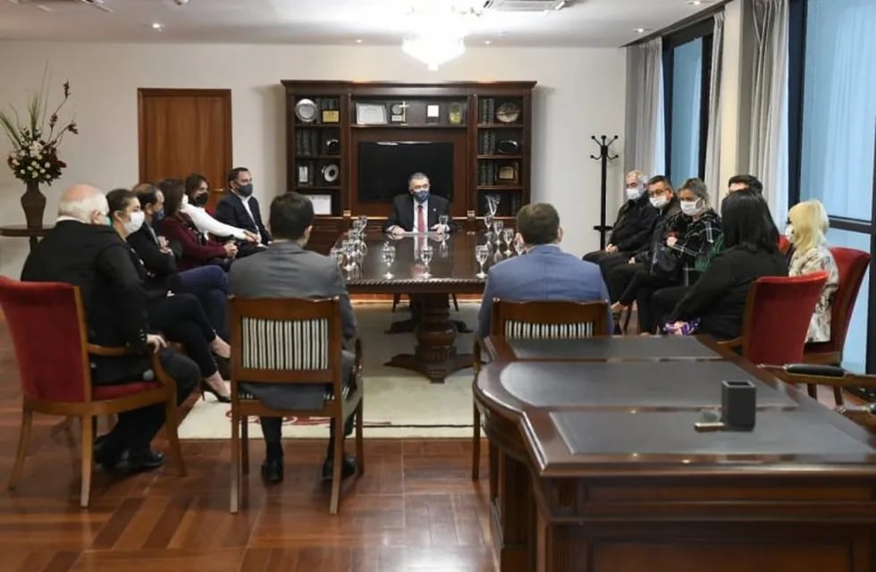 Legislatura: Jaldo recibió a seis ONG de la provincia. (Legislatura de Tucumán)