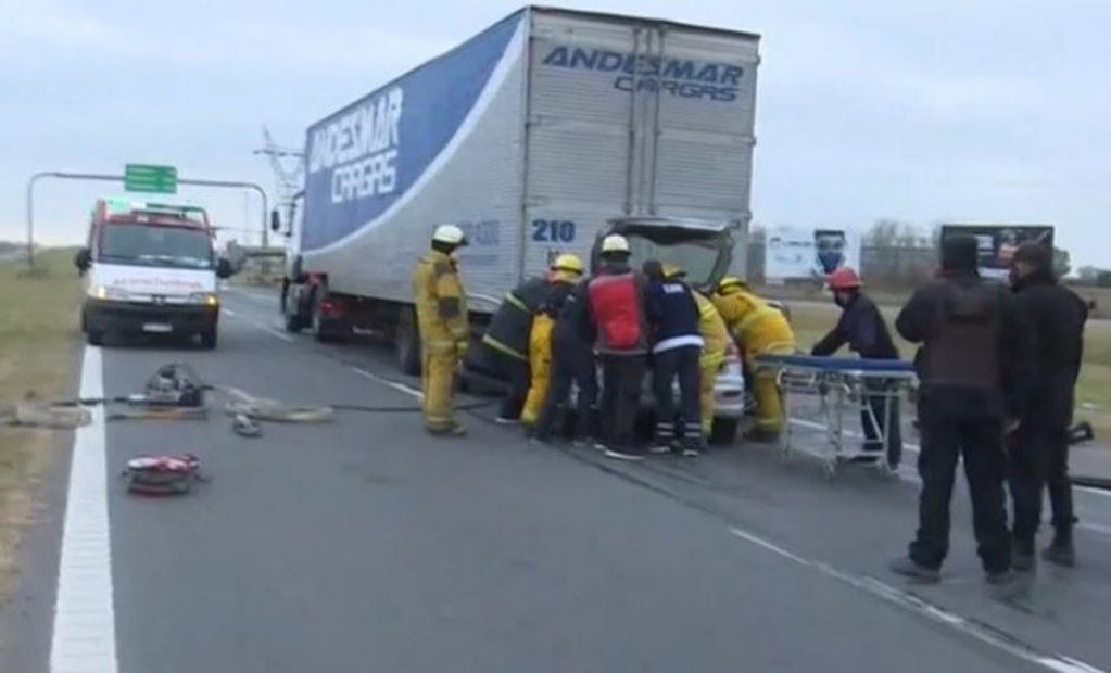 Bomberos rescataron a un conductor y su hijo que quedaron atrapados dentro de un auto que se incrustó debajo de un camión en el kilómetro 14 de la autopista a Buenos Aires. (Captura de TV)