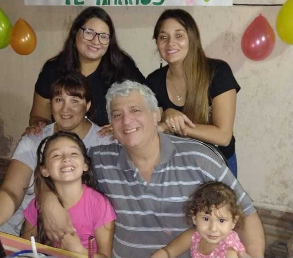 El último cumpleaños de Claudio. En la foto está junto a su esposa, hijas y nietas.