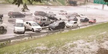 Autos en el Acceso de Mendoza.