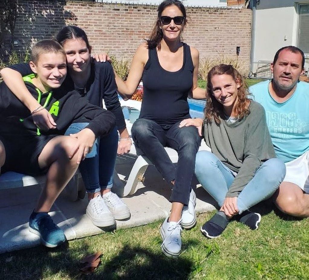 Luciana Aymar se fotografió con su familia y dejó ver lo que muchos de sus seguidores identifican con un embarazo. (Instagram)