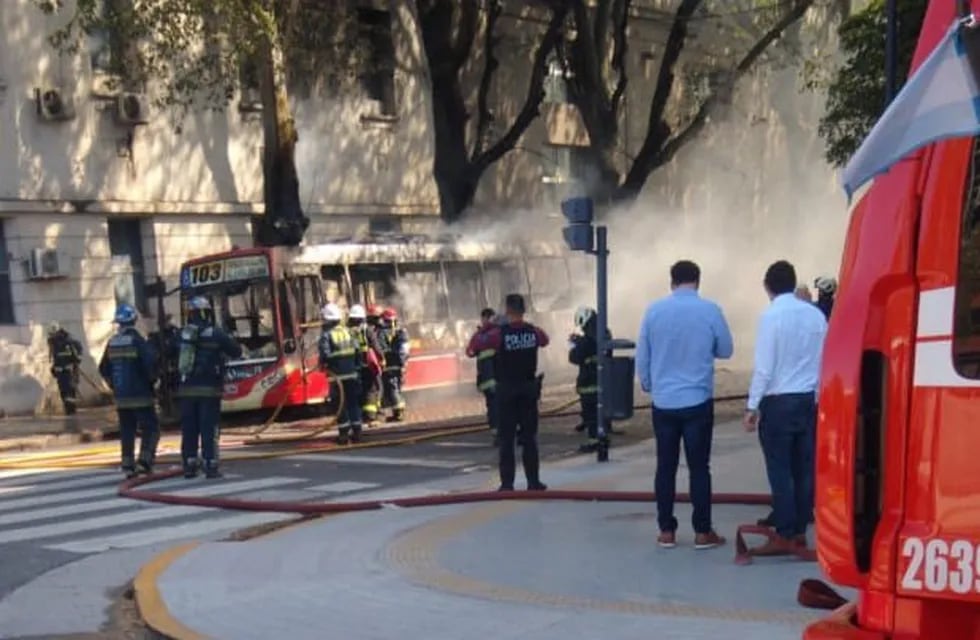 Se incendió un colectivo en San Telmo (Foto: Twitter/REB2711))