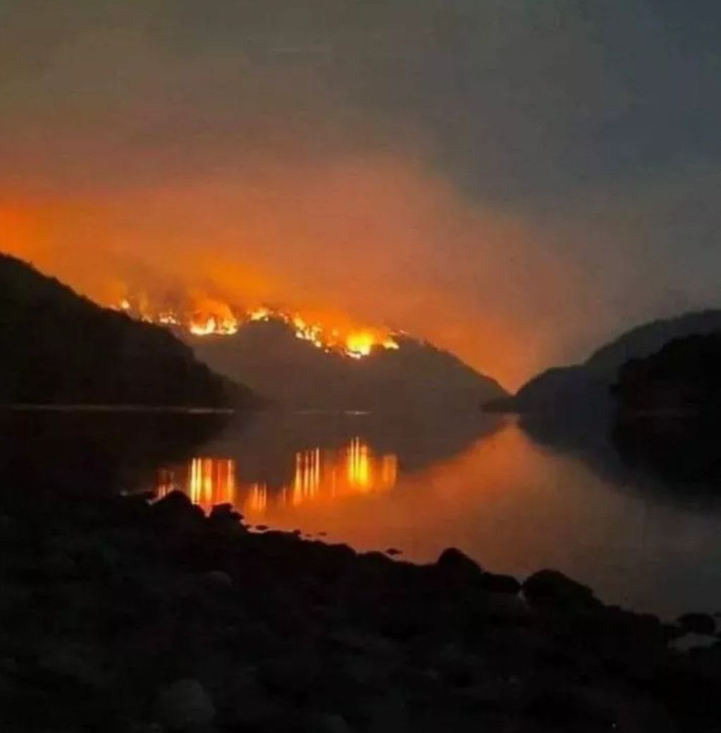 No pueden controlar el incendio que se desató en el sur de Bariloche.