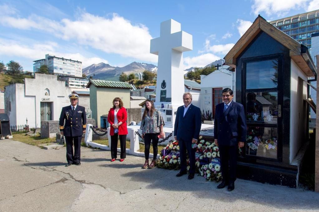 Durante la ceremonia se realizó una reseña de la vida de Campos, cuyos restos descansan por pedido del mismo, en la ciudad de Ushuaia.