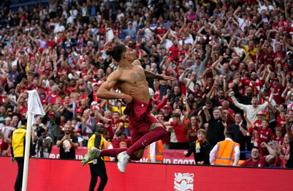 Darwin Nuñez festejando el 3-1 ante los fans del Liverpool.
