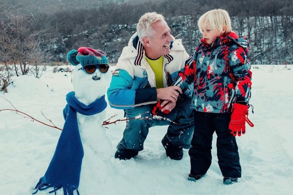 Mirko y Marley haciendo un muñeco de nieve en Ushuaia.