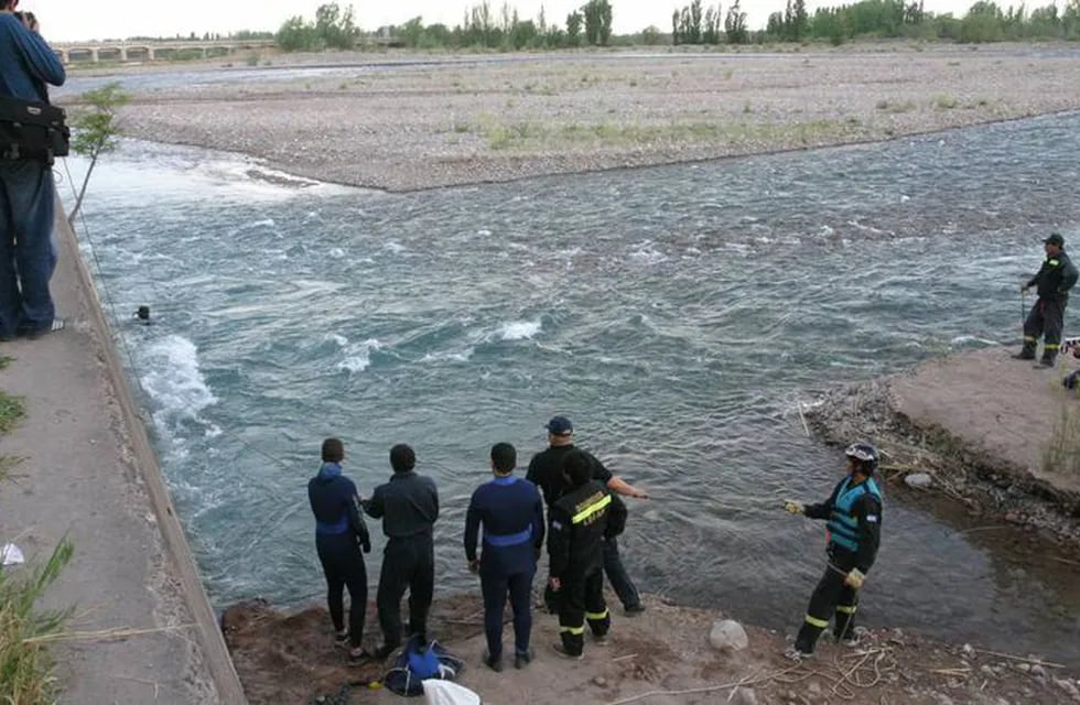 Esta tarde un joven mayor de edad se tiró al agua en el río Mendoza a la altura del dique Cipolletti. La correntada lo llevó y falleció ahogado. Imagen ilustrativa. Gentileza Los Andes