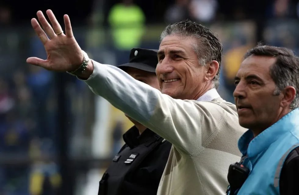 Rosario Central's team coach Edgardo Bauza (C) waves during their Argentina First Division Superliga football match against Boca Juniors at La Bombonera stadium, in Buenos Aires, on October 20, 2018. (Photo by ALEJANDRO PAGNI / AFP) buenos aires Edgardo Bauza futbol torneo superliga 2018 futbolistas partido boca juniors vs rosario central