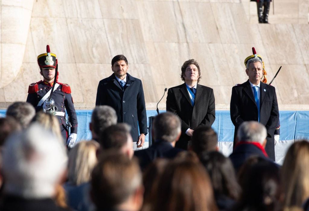 Los funcionarios encabezaron la ceremonia oficial del 20 de junio en el Monumento.