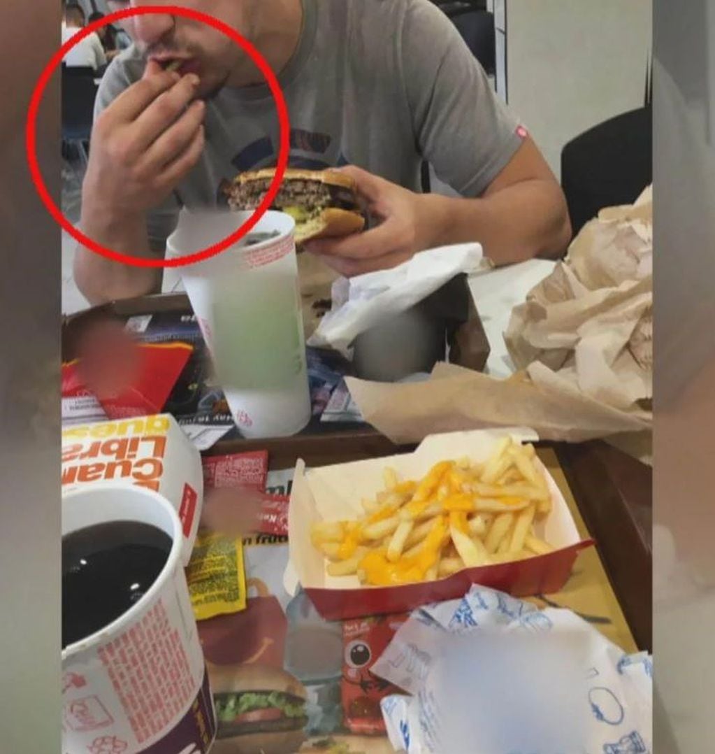 Máximo Thomsen comiendo tras el crimen de Fernando Báez Sosa. (Captura TN)