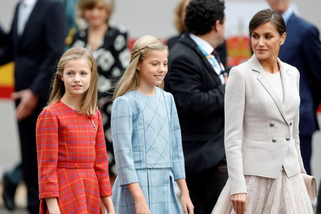 La Reina Letizia, junto a sus hijas, la Princesa Leonor y la infanta Sofía (EFE)